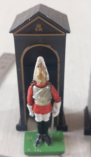 Anciens soldats en métal, gardes royaux + guérites, Britains