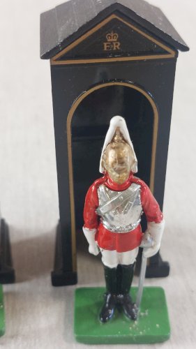 Anciens soldats en métal, gardes royaux + guérites, Britains