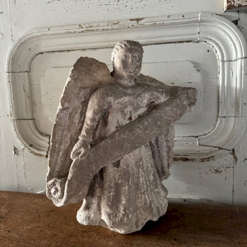 Ange en pierre sculptée tenant un phylactère XVIe M3647