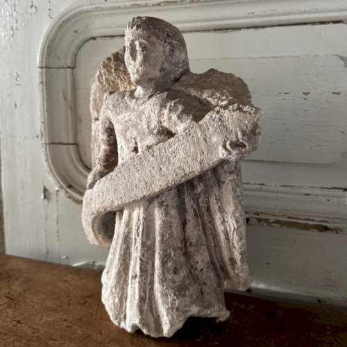 Ange en pierre sculptée tenant un phylactère XVIe M3647