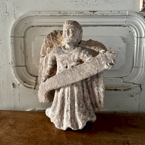 Ange en pierre sculptée tenant un phylactère XVIe M3647