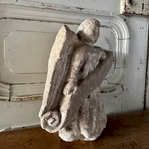 Ange en pierre sculptée tenant un phylactère XVIe M3647