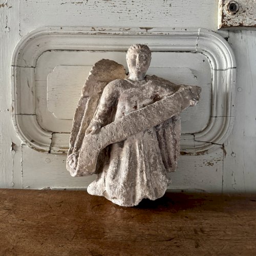Ange en pierre sculptée tenant un phylactère XVIe M3647