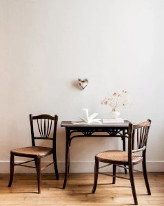 Angel, the set of 1 table and 2 chairs Baumann N°1.