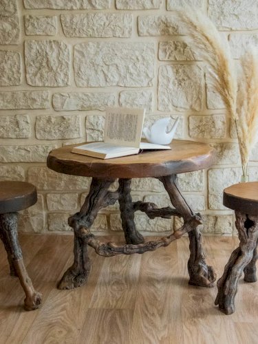 Ange, l'ensemble de table et chaises en pieds de vigne N°7