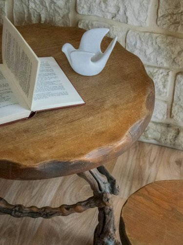 Ange, l'ensemble de table et chaises en pieds de vigne N°7