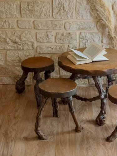 Ange, l'ensemble de table et chaises en pieds de vigne N°7