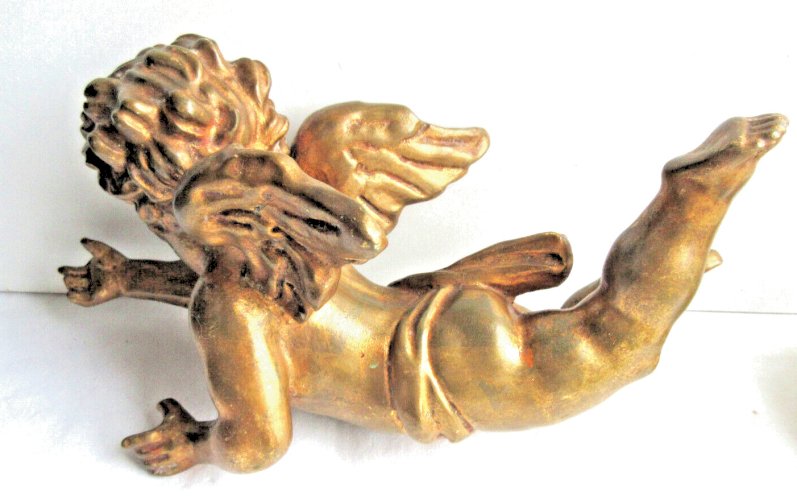 Angelot ancien à suspendre, résine dorée