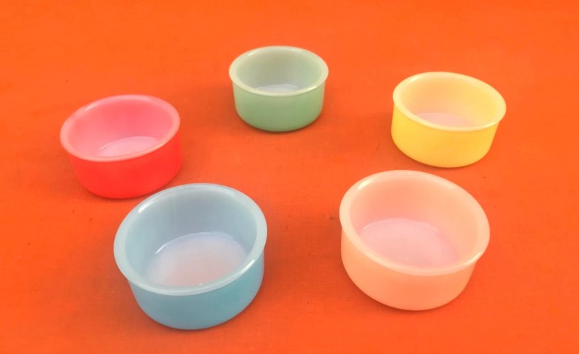 Années 1960   Lot de 5 ramequins  Verre opalin coloré   Flanc Lyonnais  Arcopal France 