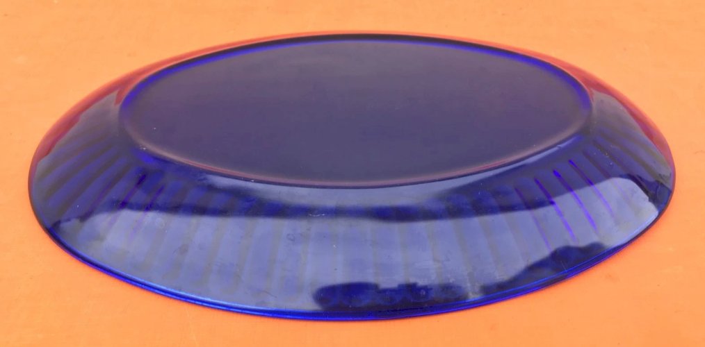 Années 1970  Plat de service de forme ovale  Verre transparent bleu cobalt  