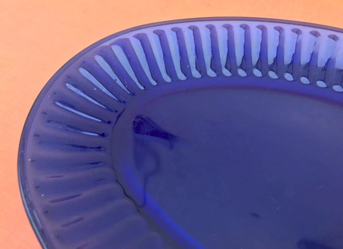 Années 1970  Plat de service de forme ovale  Verre transparent bleu cobalt  