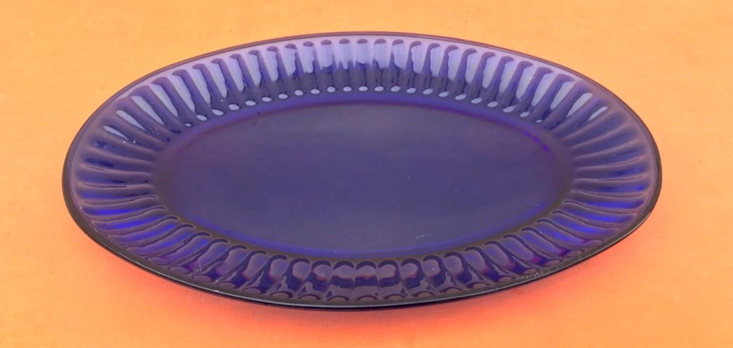 Années 1970  Plat de service de forme ovale  Verre transparent bleu cobalt  