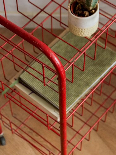 Anouk, la desserte en métal rouge N°168