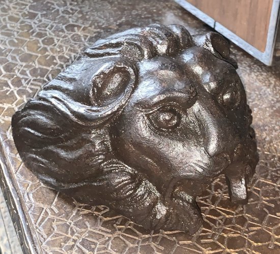 Antique mascaron décoratif fontaine gouttière tête de lion en fonte Renaissance