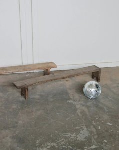 Antoine, le petit banc bas en bois N°282