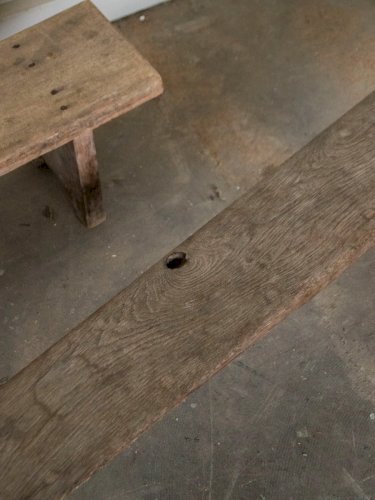 Antoine, le petit banc bas en bois N°282