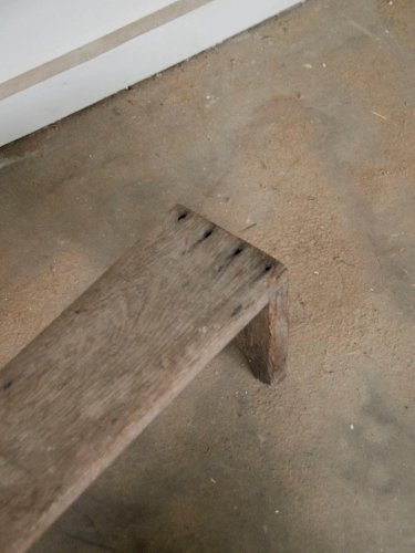 Antoine, le petit banc bas en bois N°282