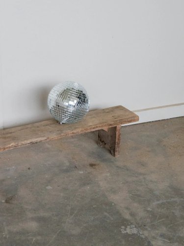 Antoine, le petit banc en bois clair N°283