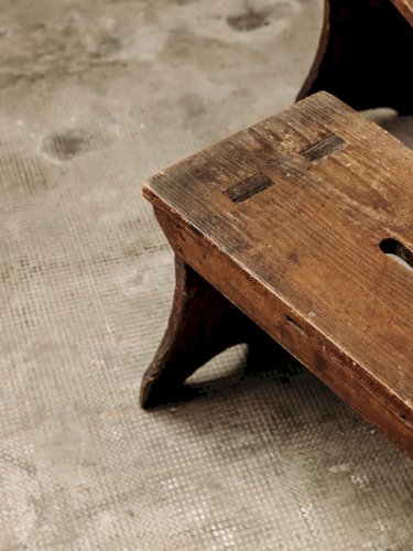 Antoine, le petit banc en bois N°204