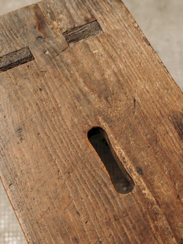 Antoine, le petit banc en bois N°204