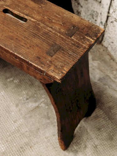 Antoine, le petit banc en bois N°204