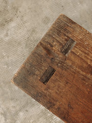 Antoine, le petit banc en bois N°204