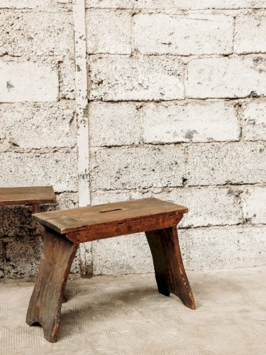 Antoine, le petit banc en bois N°204