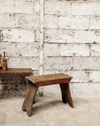 Antoine, le petit banc en bois N°204