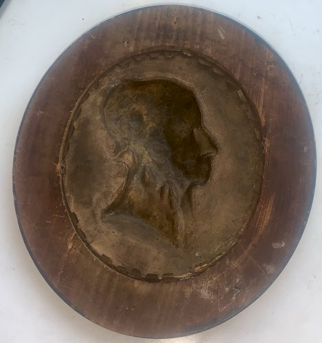 Antoine Rivoulon sculpteur médaillon en bas relief profil coiffe traditionnelle