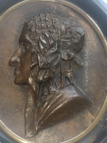 Antoine Rivoulon sculpteur médaillon en bas relief profil coiffe traditionnelle