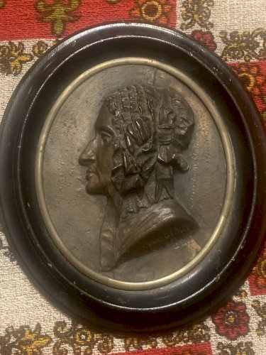 Antoine Rivoulon sculpteur médaillon en bas relief profil coiffe traditionnelle
