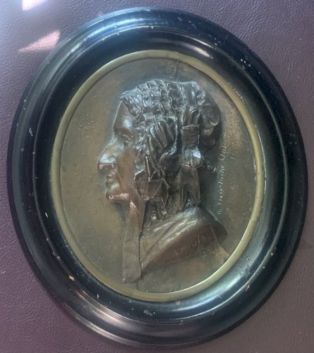 Antoine Rivoulon sculpteur médaillon en bas relief profil coiffe traditionnelle