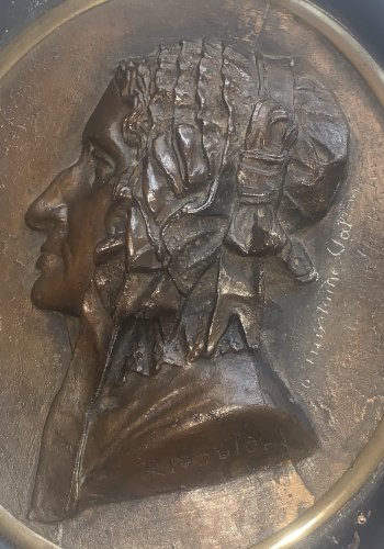 Antoine Rivoulon sculpteur médaillon en bas relief profil coiffe traditionnelle