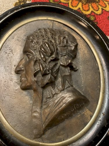 Antoine Rivoulon sculpteur médaillon en bas relief profil coiffe traditionnelle