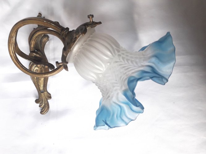 Applique 1900 bronze doré tulipe pâte de verre bleue