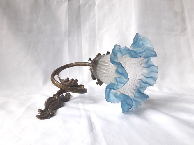 Applique 1900 bronze doré tulipe pâte de verre bleue