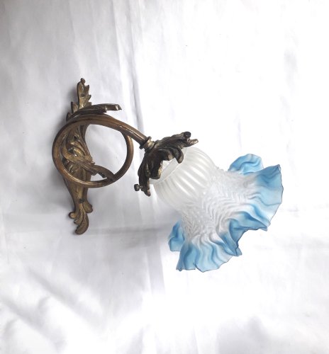 Applique 1900 bronze doré tulipe pâte de verre bleue