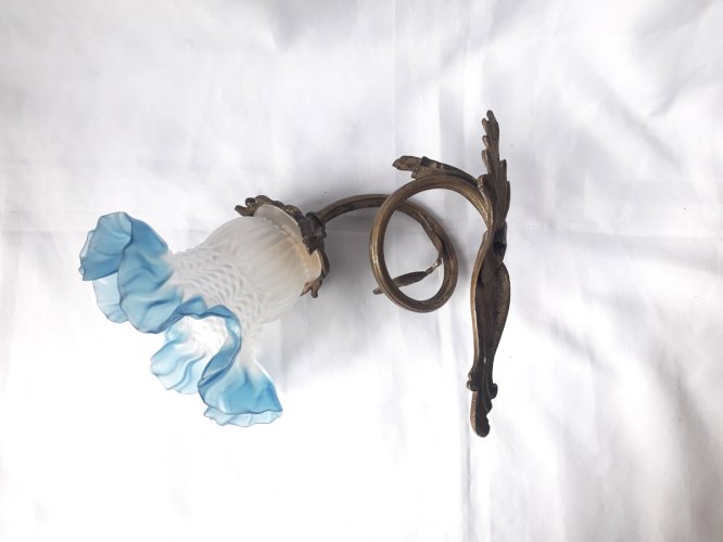 Applique 1900 bronze doré tulipe pâte de verre bleue