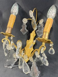 Applique à deux feux en bronze doré à décor de pampilles de cristal Louis XV