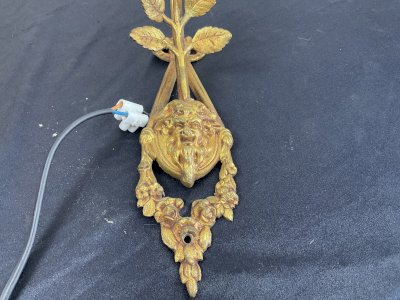 Applique en bronze Louis XIV , à décor de Bacchus avec tulipes holophane .