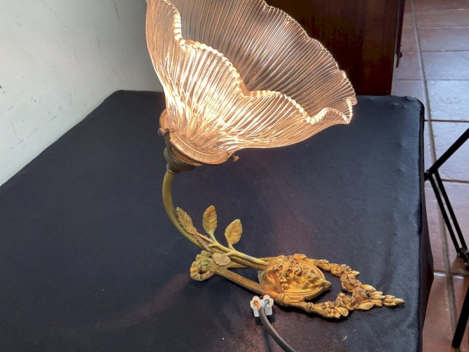 Applique en bronze Louis XIV , à décor de Bacchus avec tulipes holophane .