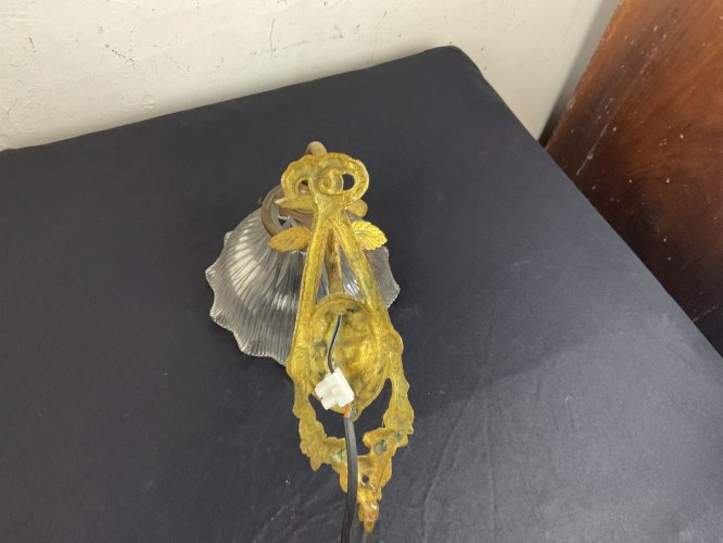 Applique en bronze Louis XIV , à décor de Bacchus avec tulipes holophane .