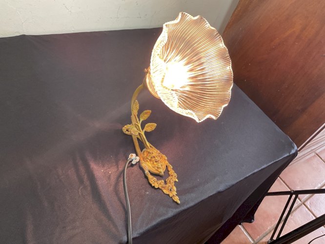 Applique en bronze Louis XIV , à décor de Bacchus avec tulipes holophane .