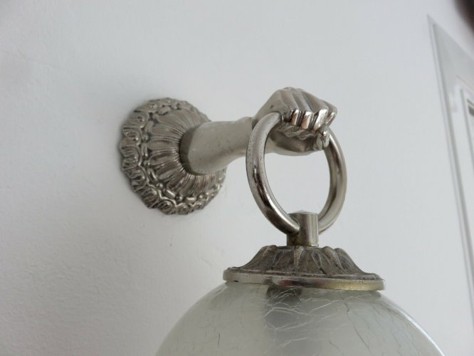 APPLIQUE MAIN ART DECO EN BRONZE ARGENTE ET VERRE ASPECT CRAQUELE ANNEES 30 40 