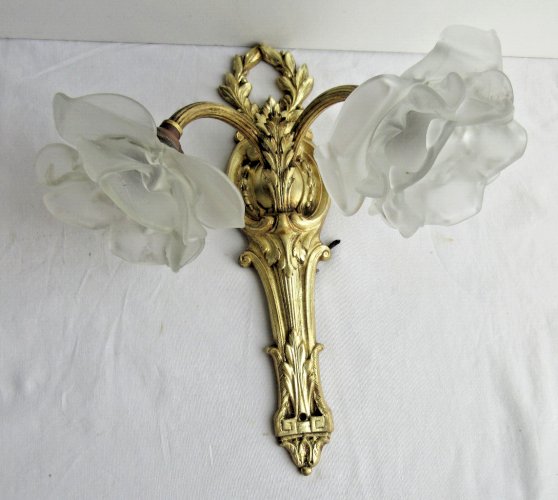 Applique murale 2 feux, bronze doré Louis XV, Louis XVI + 2 roses en verre blanc