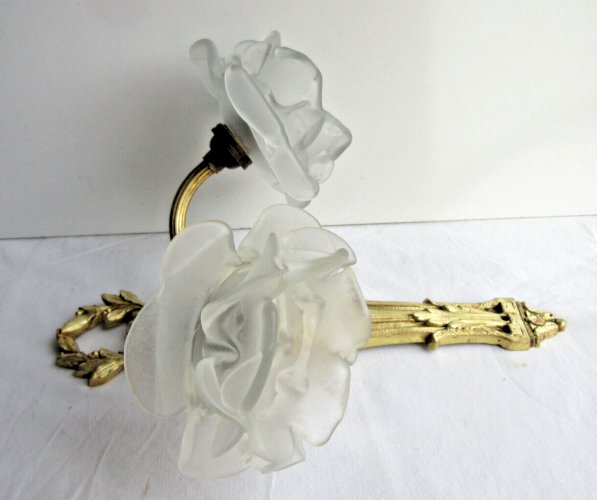 Applique murale 2 feux, bronze doré Louis XV, Louis XVI + 2 roses en verre blanc