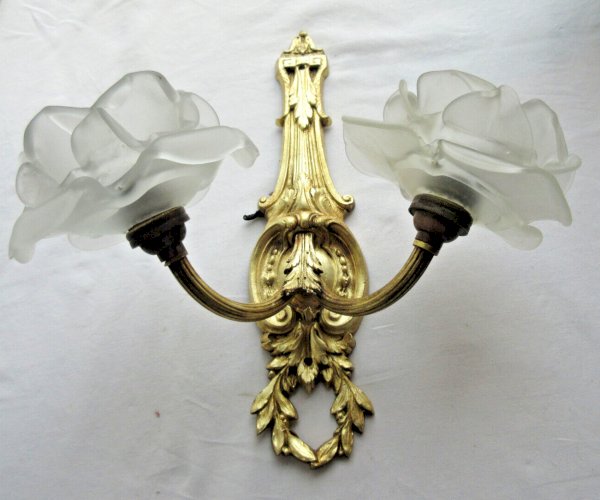 Applique murale 2 feux, bronze doré Louis XV, Louis XVI + 2 roses en verre blanc