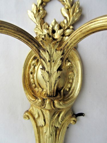 Applique murale 2 feux, bronze doré Louis XV, Louis XVI + 2 roses en verre blanc