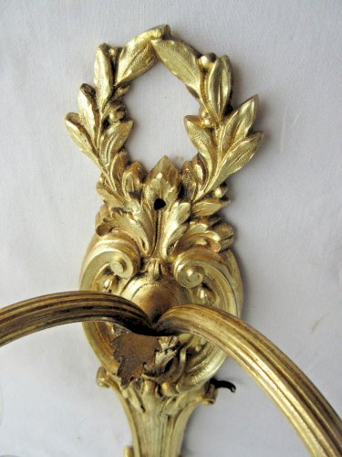 Applique murale 2 feux, bronze doré Louis XV, Louis XVI + 2 roses en verre blanc