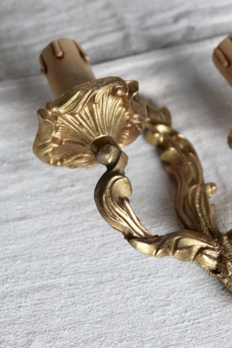 Applique murale vintage en métal doré à deux bras de style classique